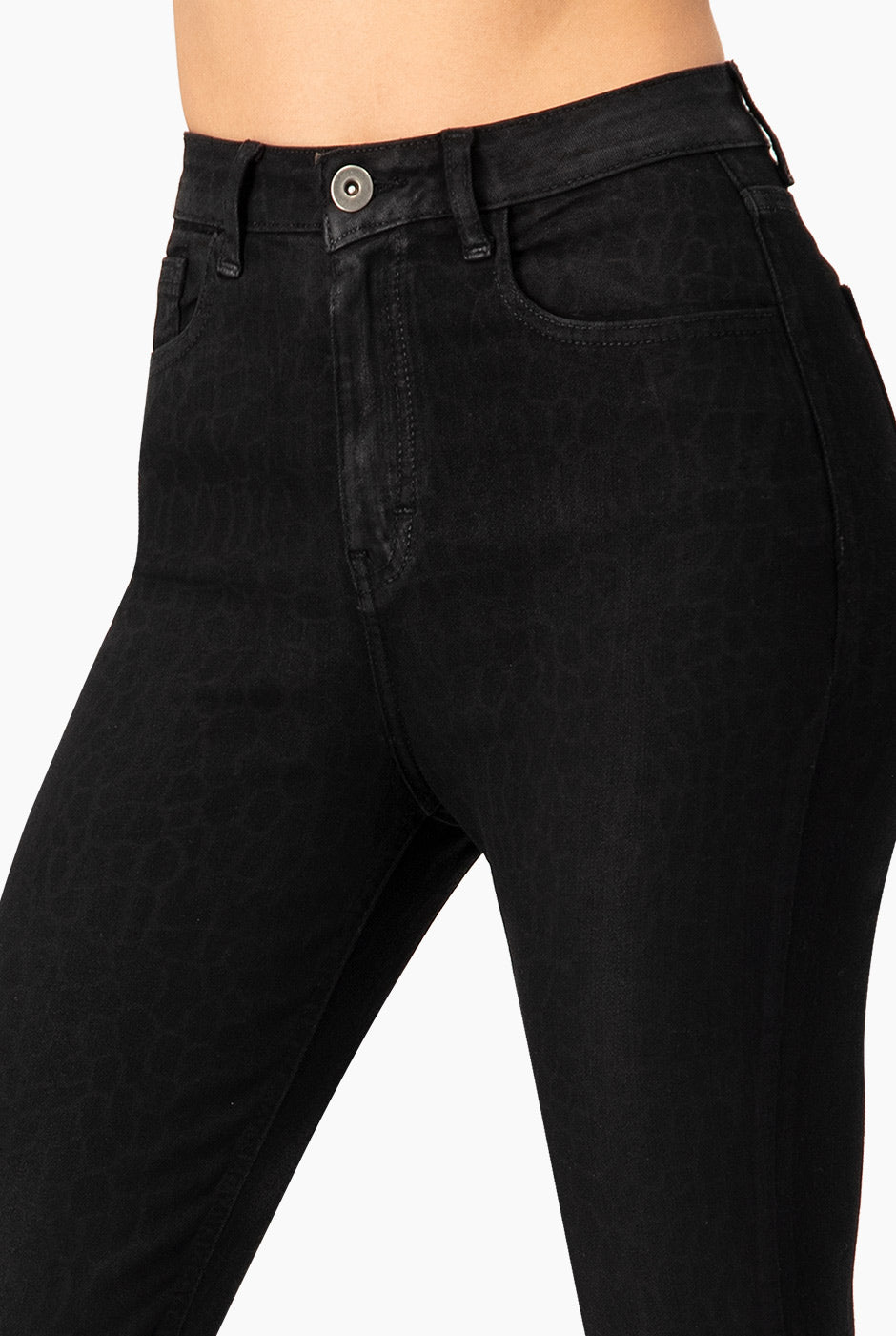 Jeans skinny negros con bolsillos y botón de cintura