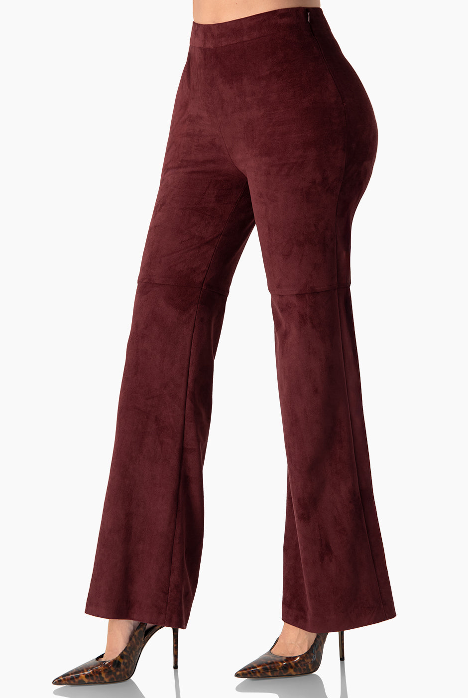 Pantalón campana liso en tono vino con broche