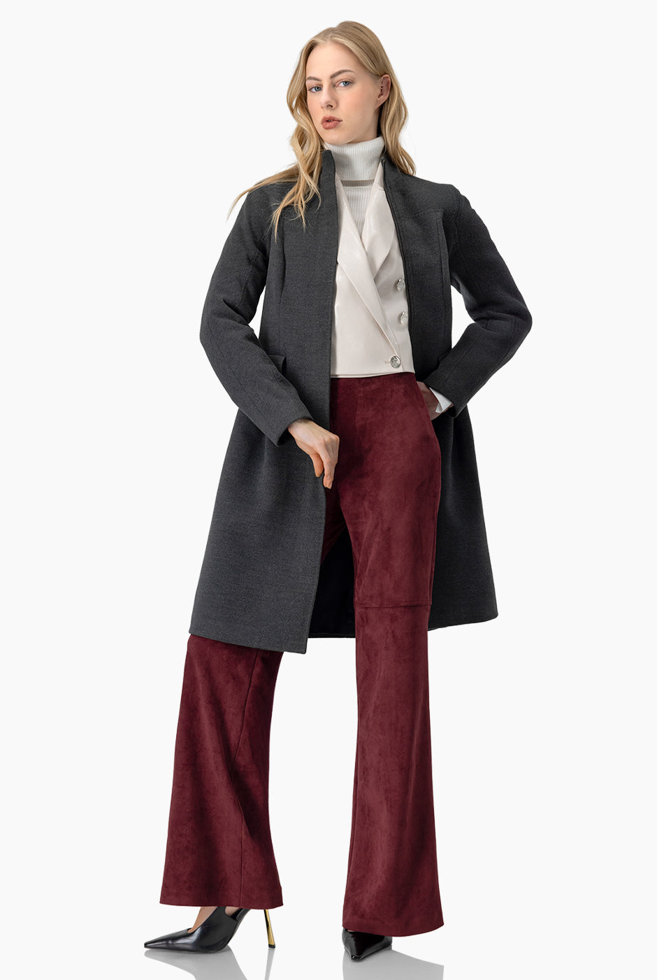 Pantalón campana liso en tono vino con broche