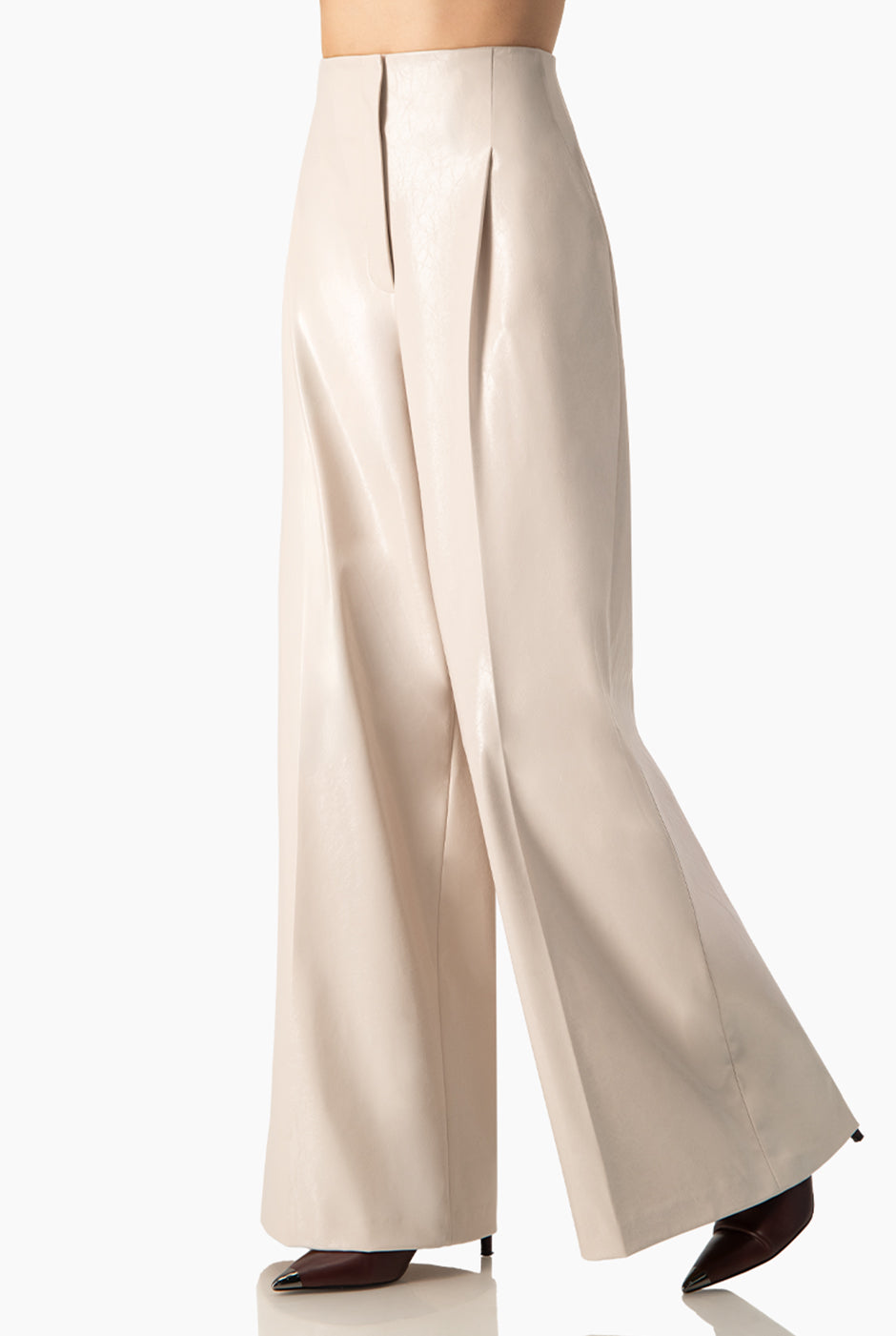 Pantalón amplio marfil de vinipiel con bolsillos laterales.