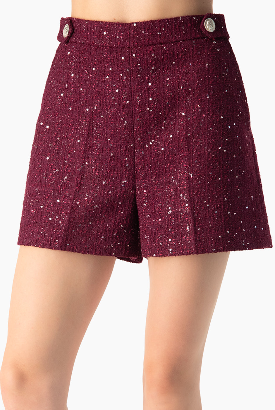 Short sastreado en color vino con bolsillos laterales y botones decorativos