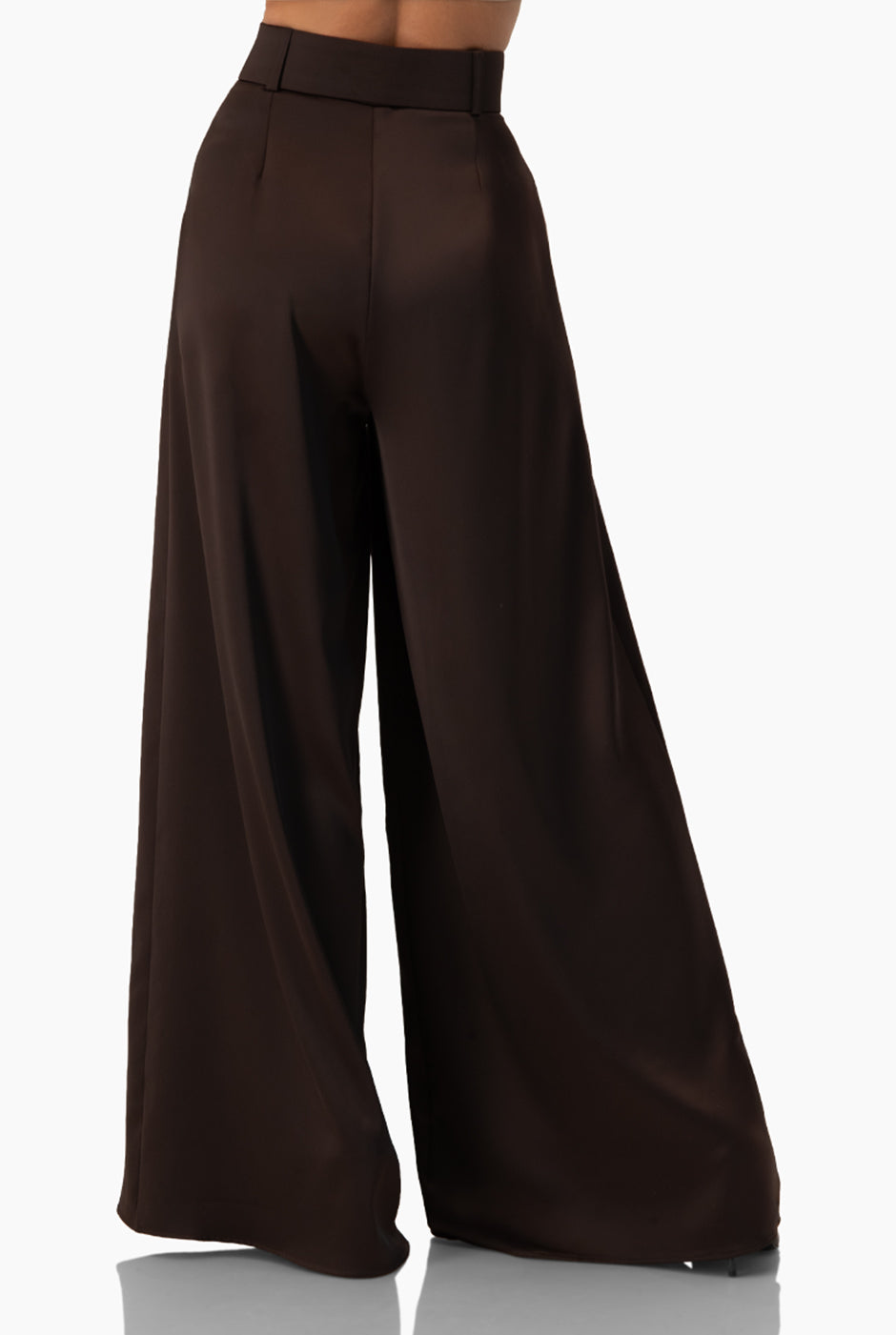 Pantalón amplio café satinado con cinturón