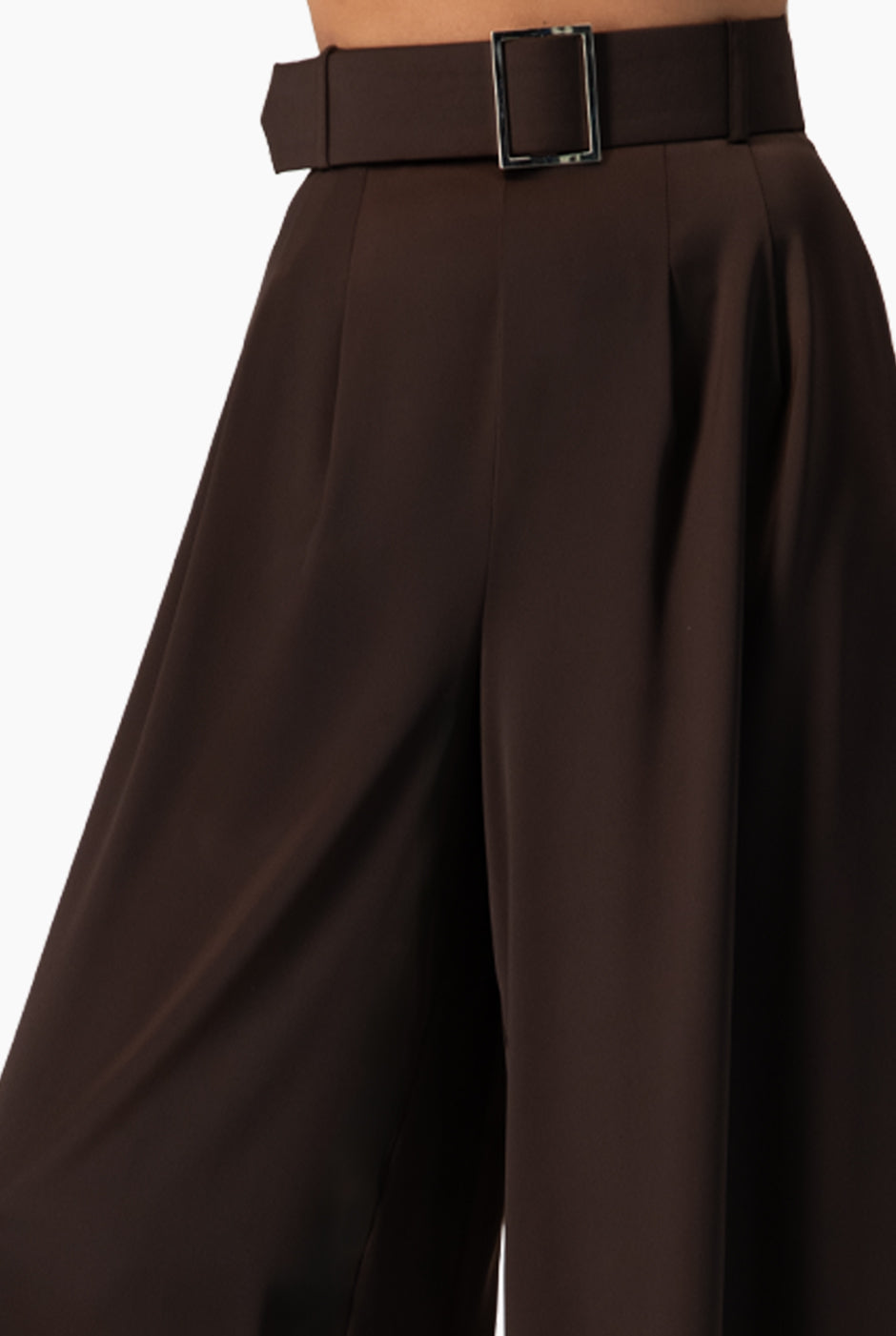 Pantalón amplio café satinado con cinturón