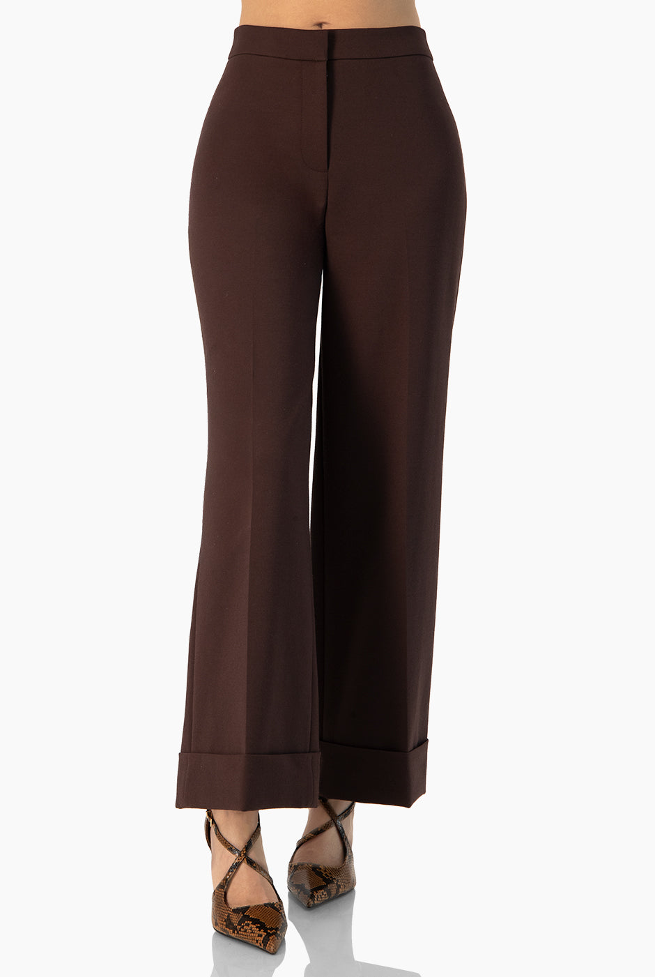 Pantalón recto café, dobladillo ancho, sin bolsillos