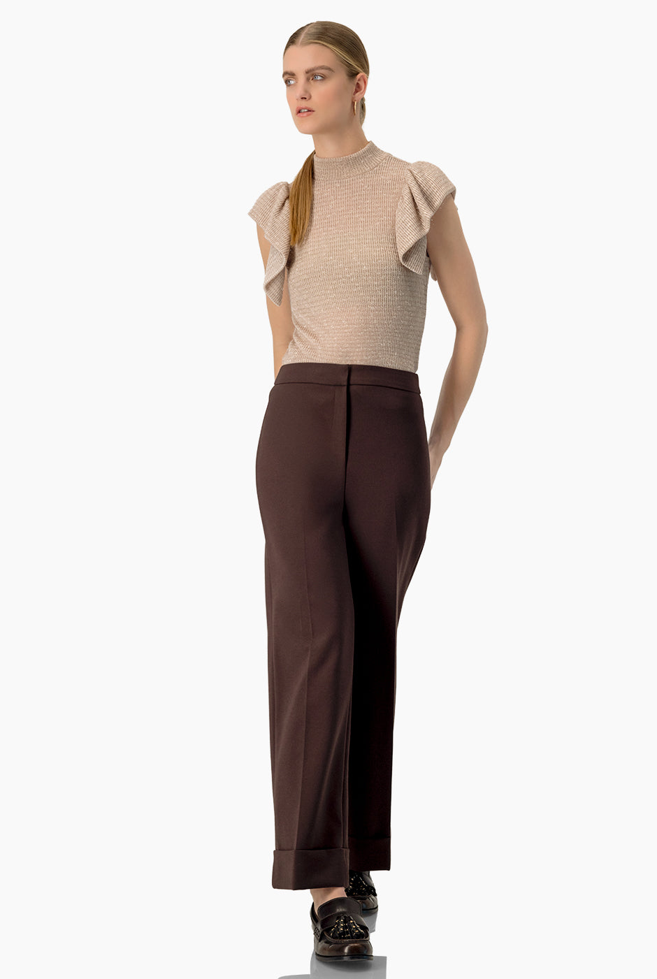 Pantalón recto café, dobladillo ancho, sin bolsillos