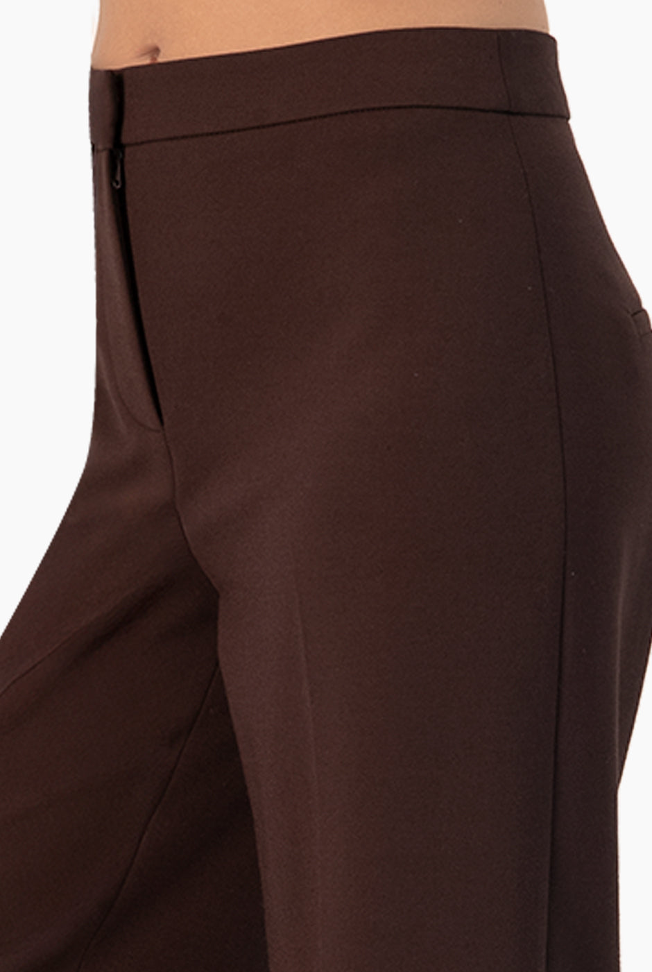 Pantalón recto café, dobladillo ancho, sin bolsillos