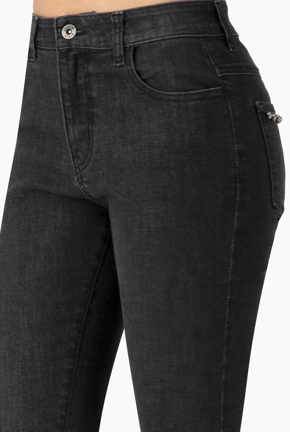 Jeans skinny negros con perlas en bolsillos y ruedo