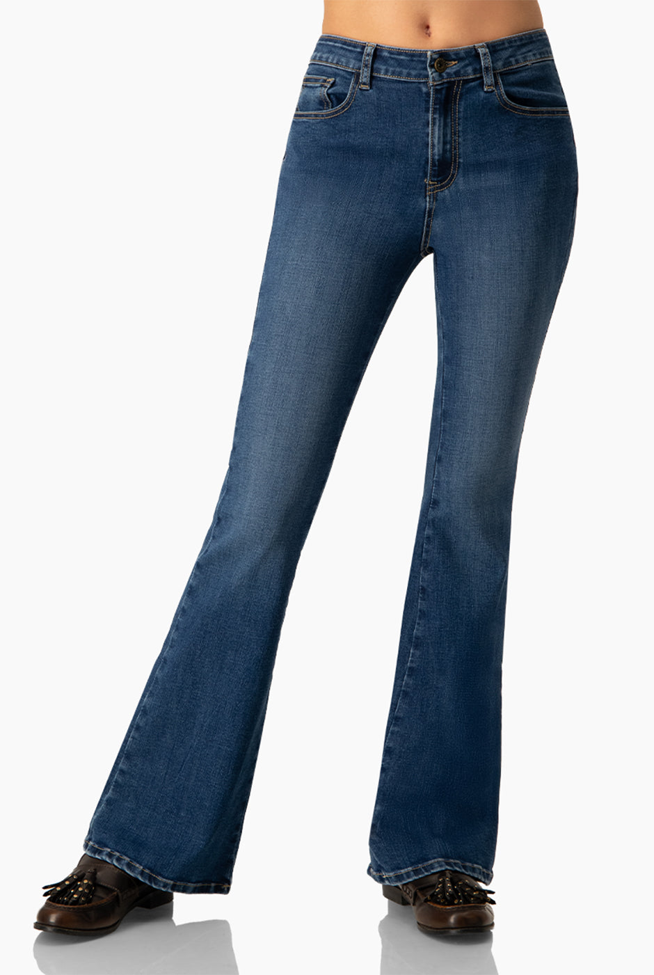 Jeans acampanados azul con botón y bolsillos de parche