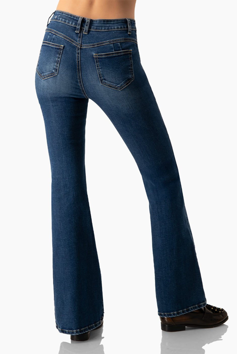 Jeans acampanados azul con botón y bolsillos de parche