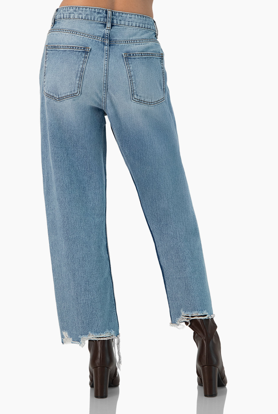 Jeans amplios azul claro con detalles de destrucción y dobladillo deshilachado.