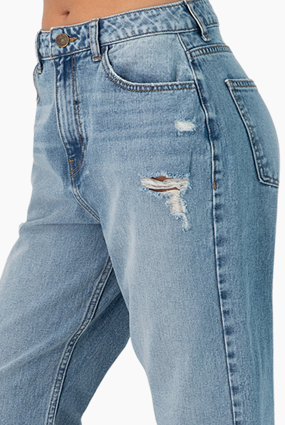 Jeans amplios azul claro con detalles de destrucción y dobladillo deshilachado.