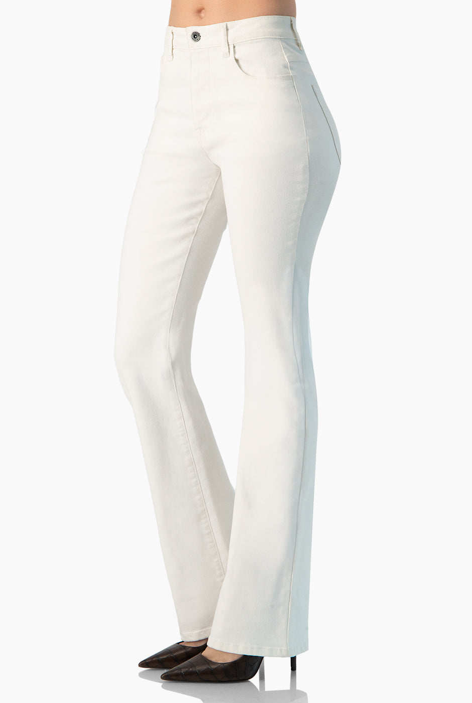 Jeans slim blancos con bolsillos de parche y botón frontal