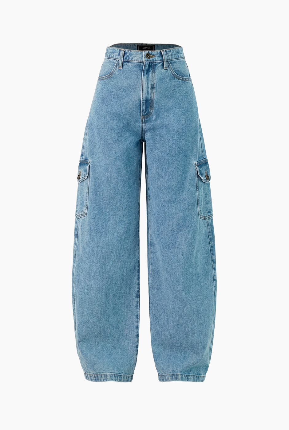 Jeans cargo de mezclilla azul claro con bolsillos laterales