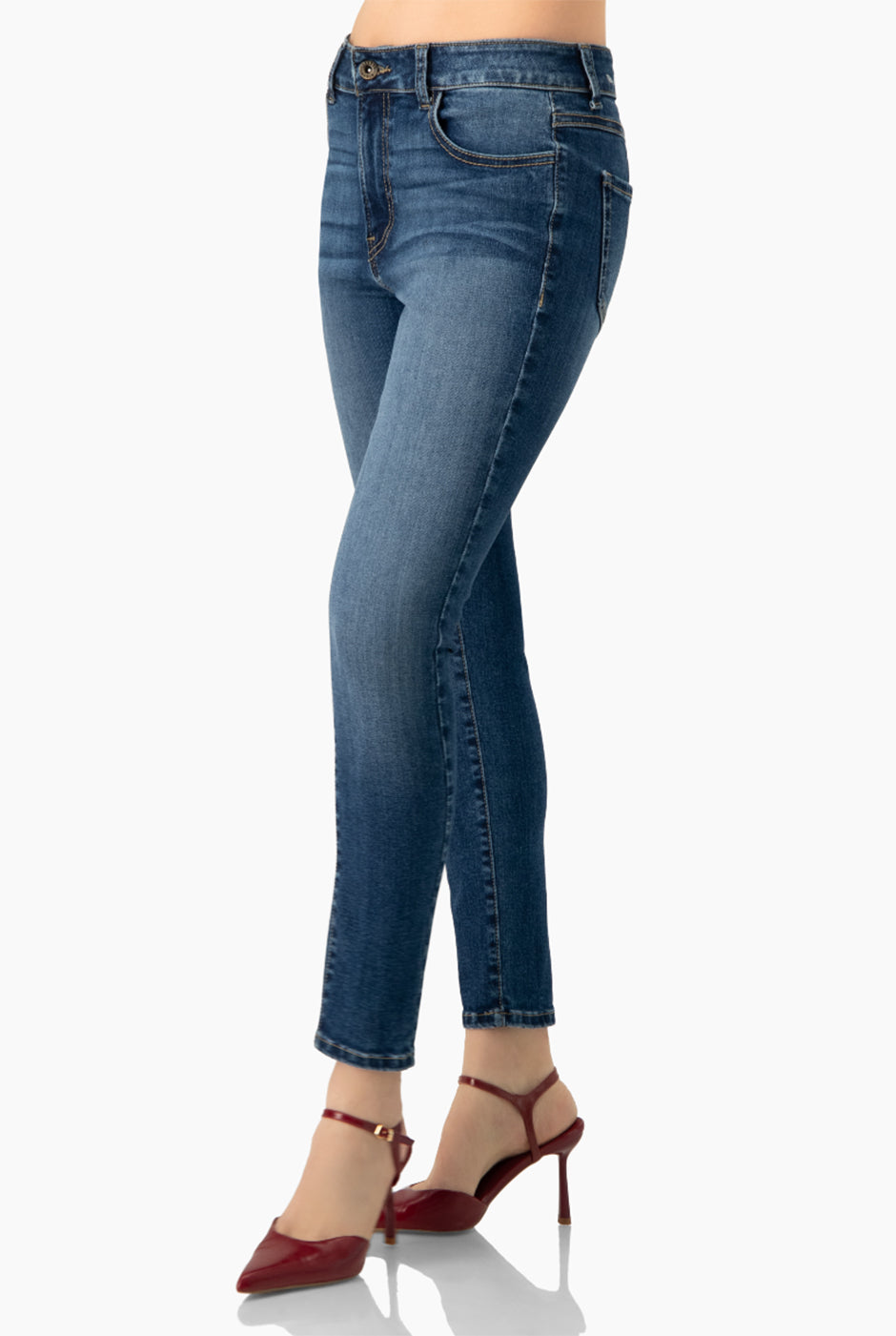 Jeans skinny azul con botón frontal y bolsillos de parche
