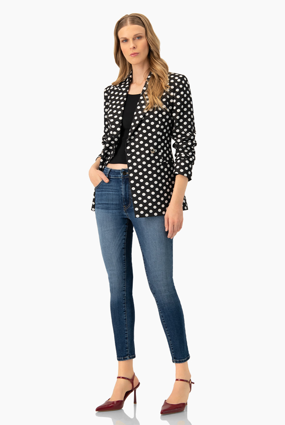 Jeans skinny azul con botón frontal y bolsillos de parche