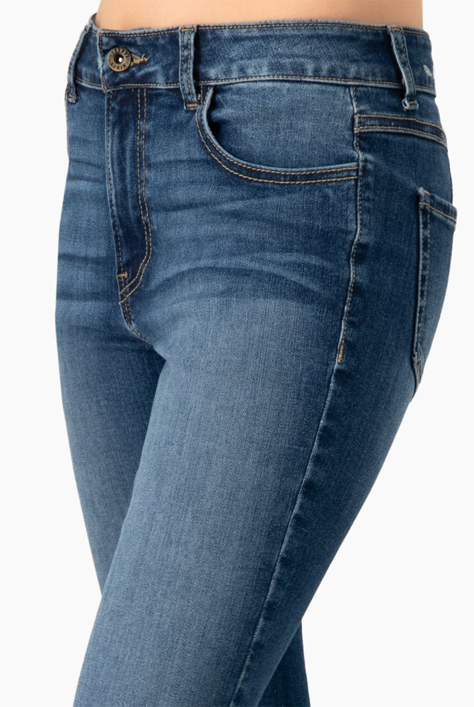 Jeans skinny azul con botón frontal y bolsillos de parche