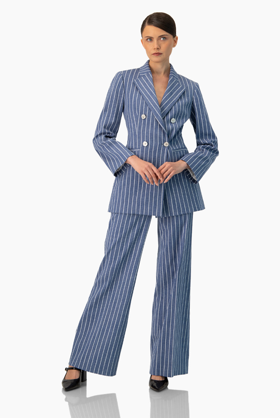 Pantalón de rayas azul con pierna amplia