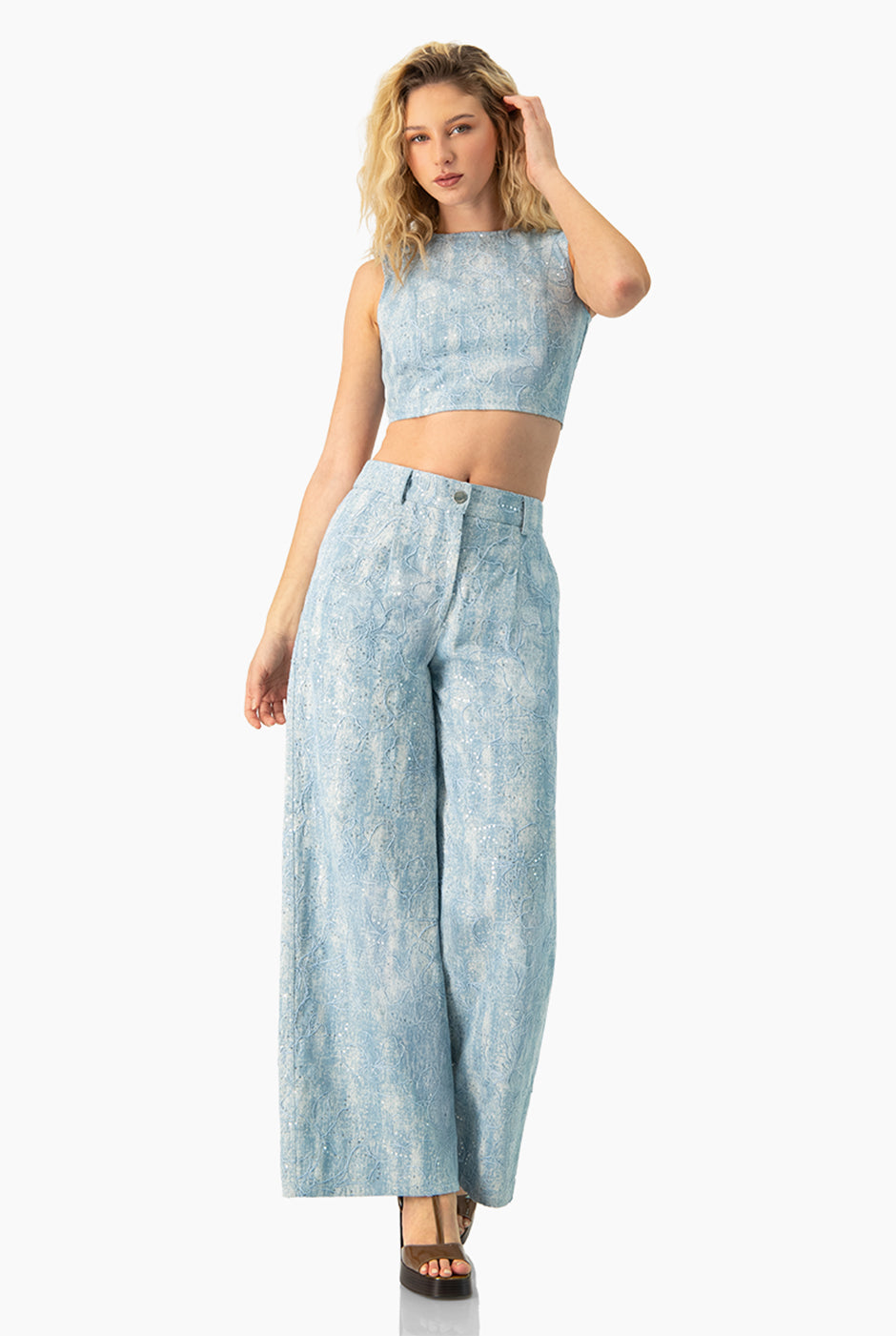 Pantalón denim azul de pierna amplia con bolsillos y botones