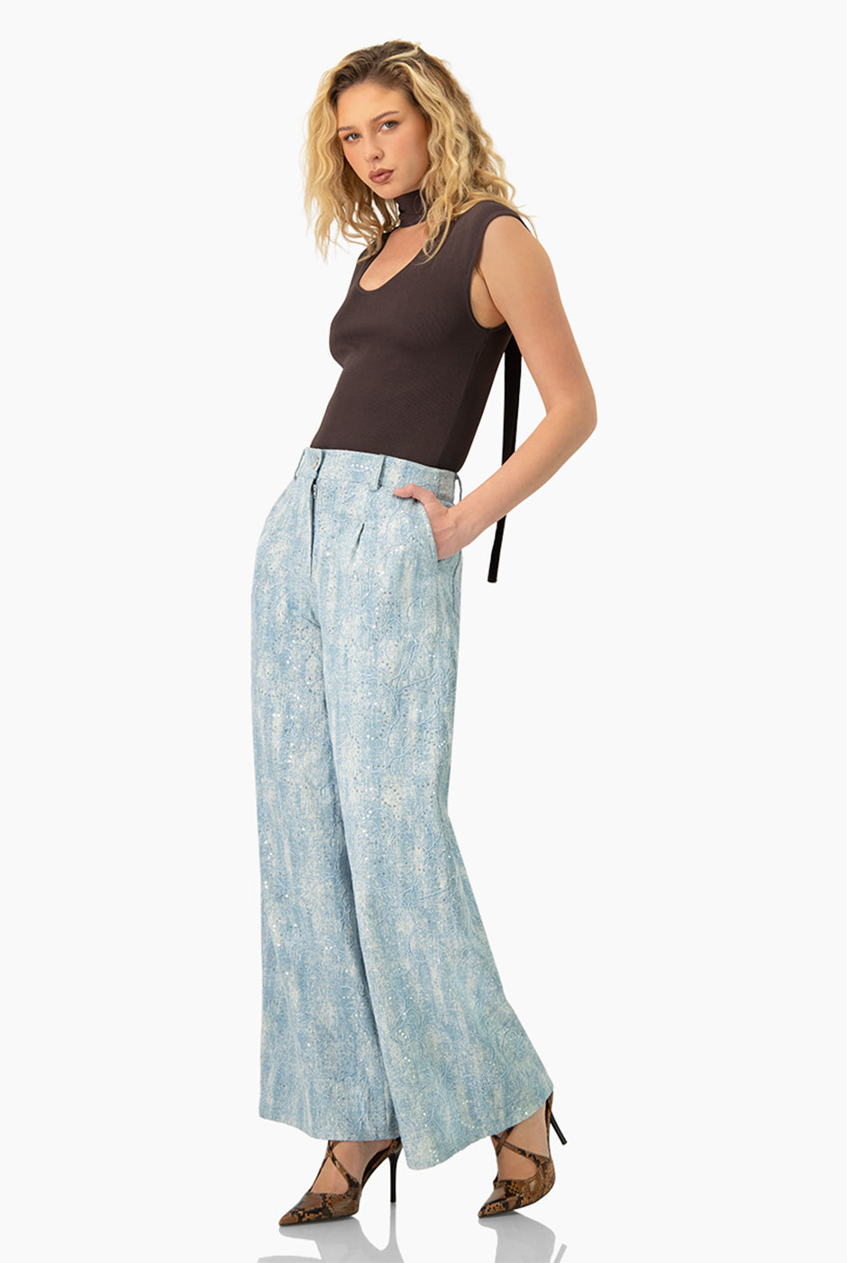 Pantalón denim azul de pierna amplia con bolsillos y botones