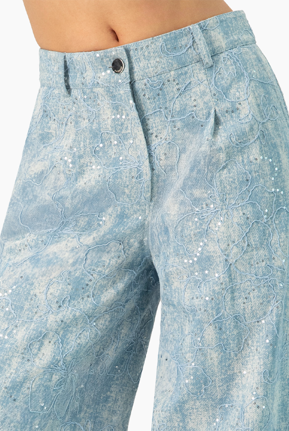 Pantalón denim azul de pierna amplia con bolsillos y botones
