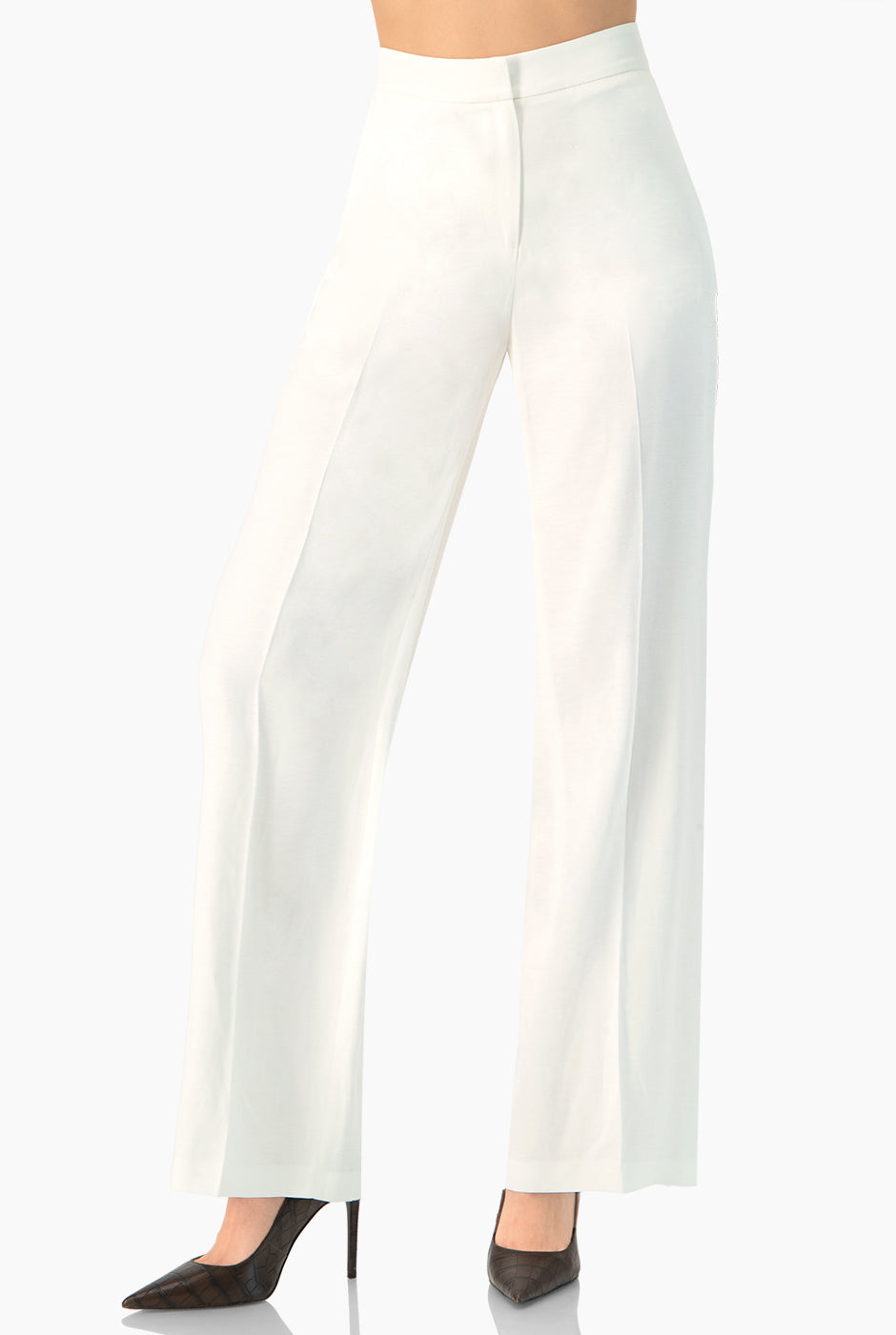 Pantalón blanco amplio con bolsillos laterales y pliegues.