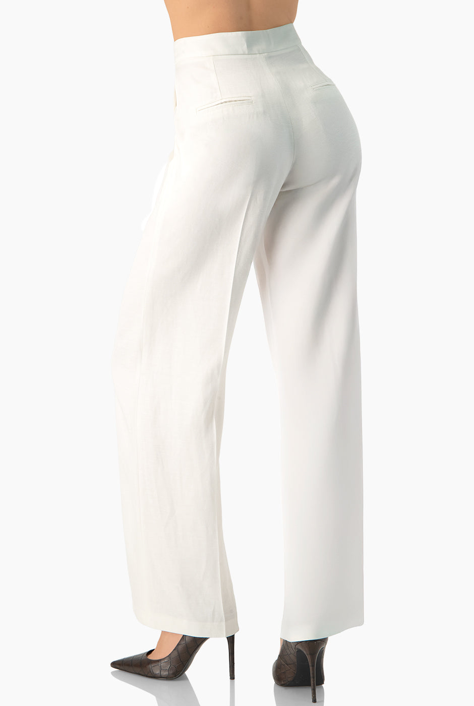 Pantalón blanco amplio con bolsillos laterales y pliegues.