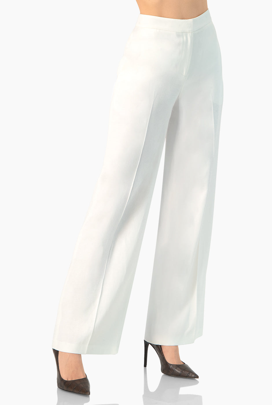 Pantalón blanco amplio con bolsillos laterales y pliegues.