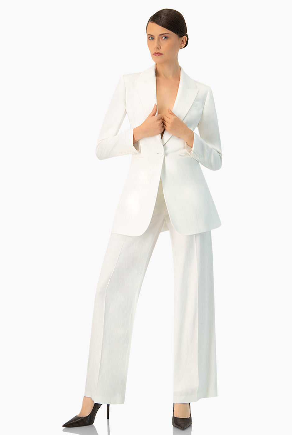 Pantalón blanco amplio con bolsillos laterales y pliegues.