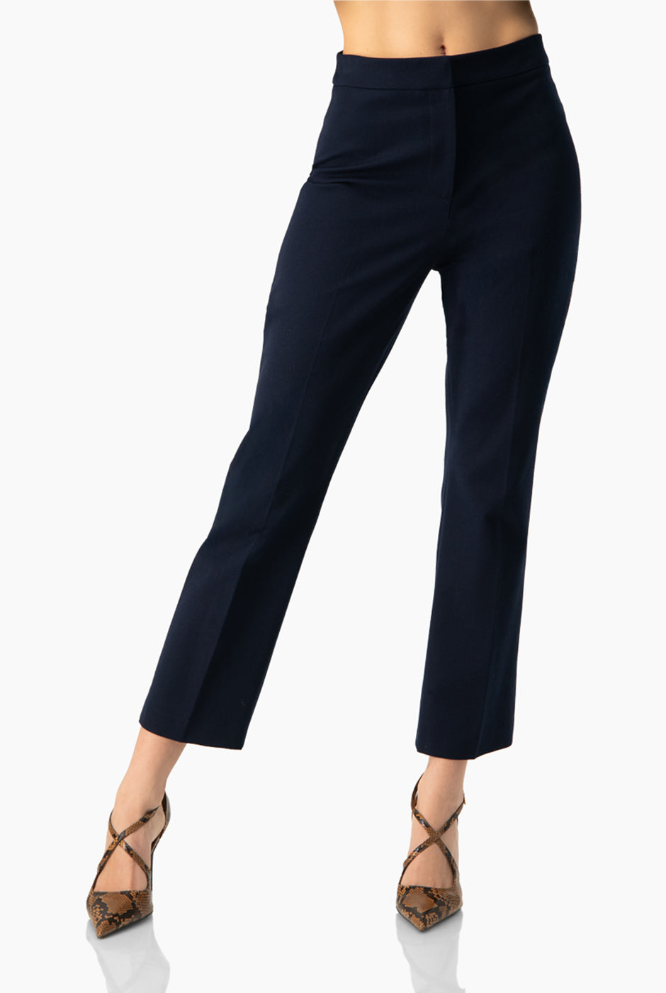 Pantalón recto sastreado azul marino con bolsillos traseros