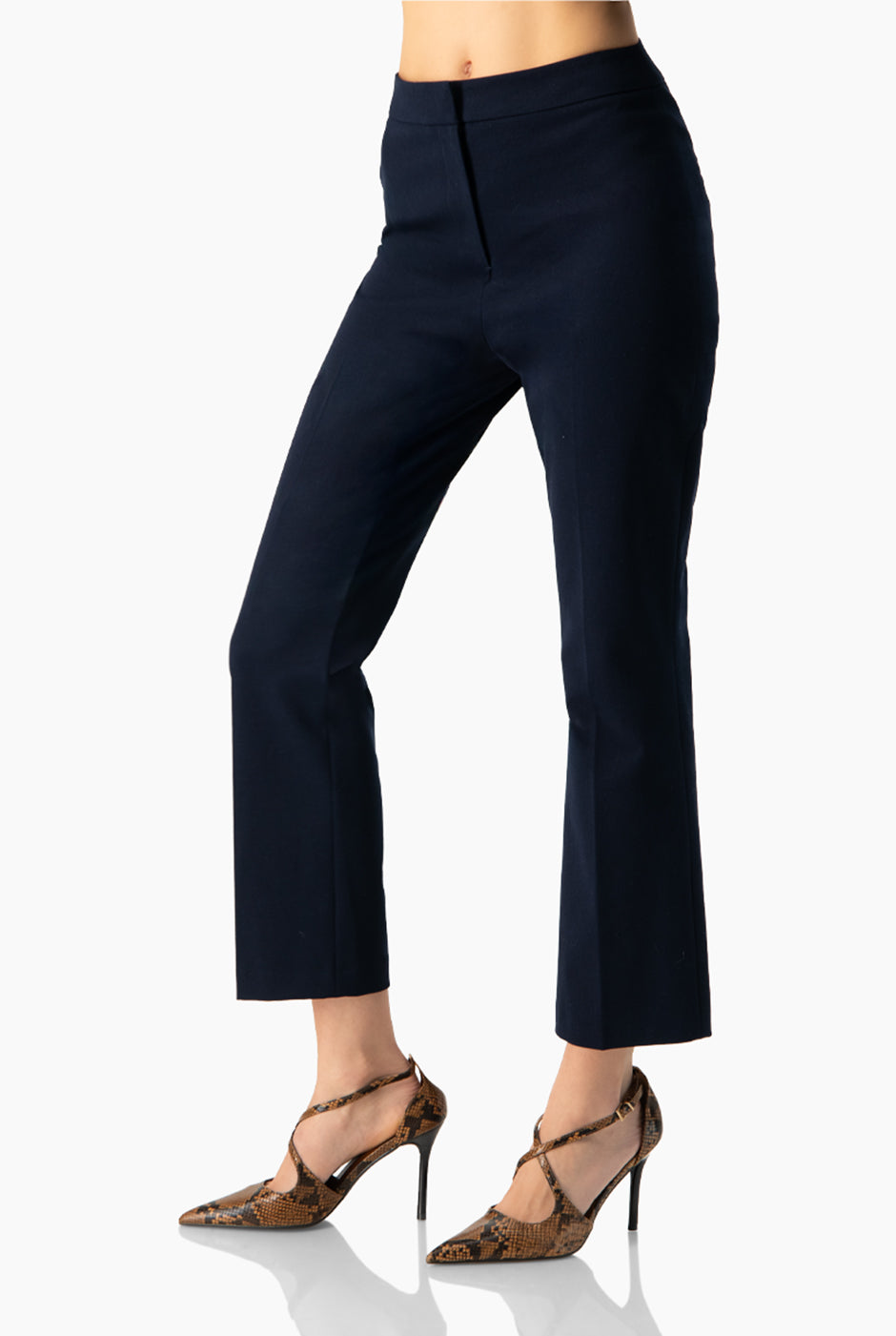 Pantalón recto sastreado azul marino con bolsillos traseros