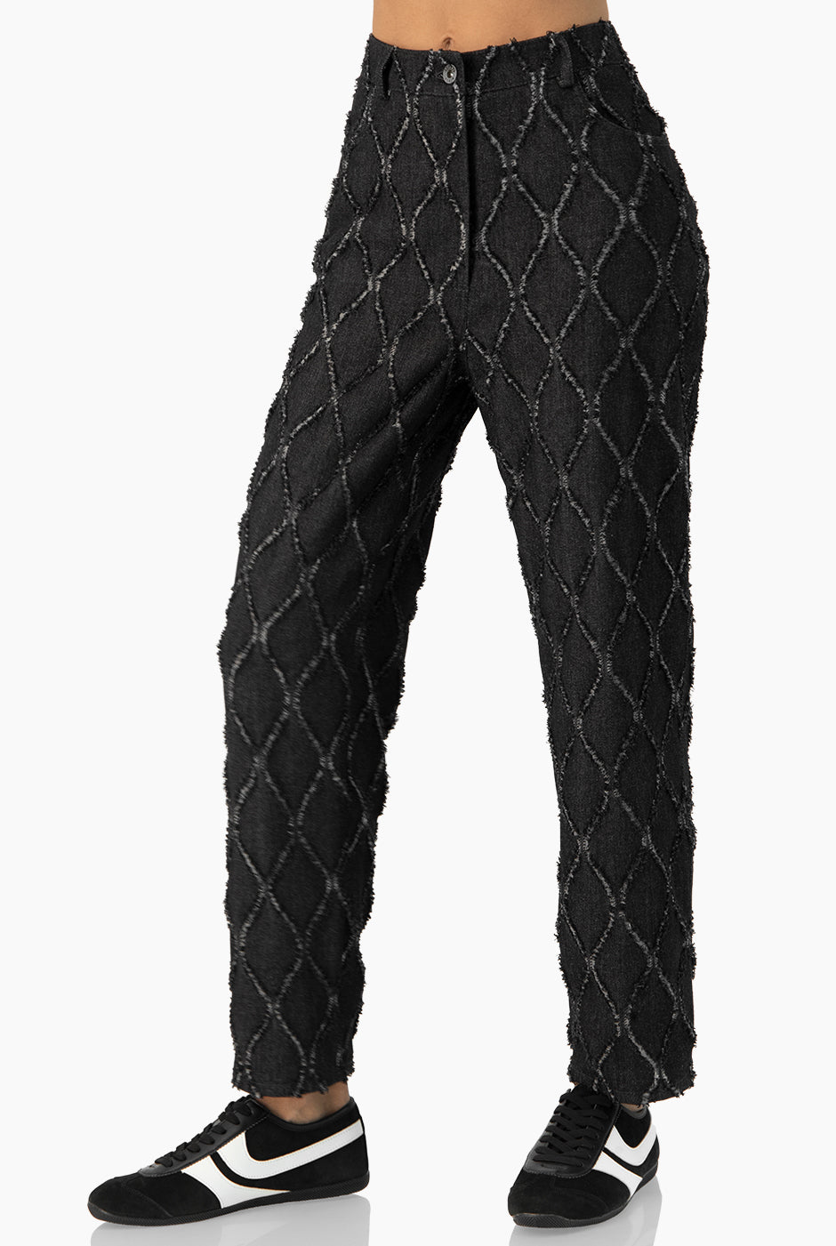 Pantalón recto negro con detalle de destrucción y bolsillos