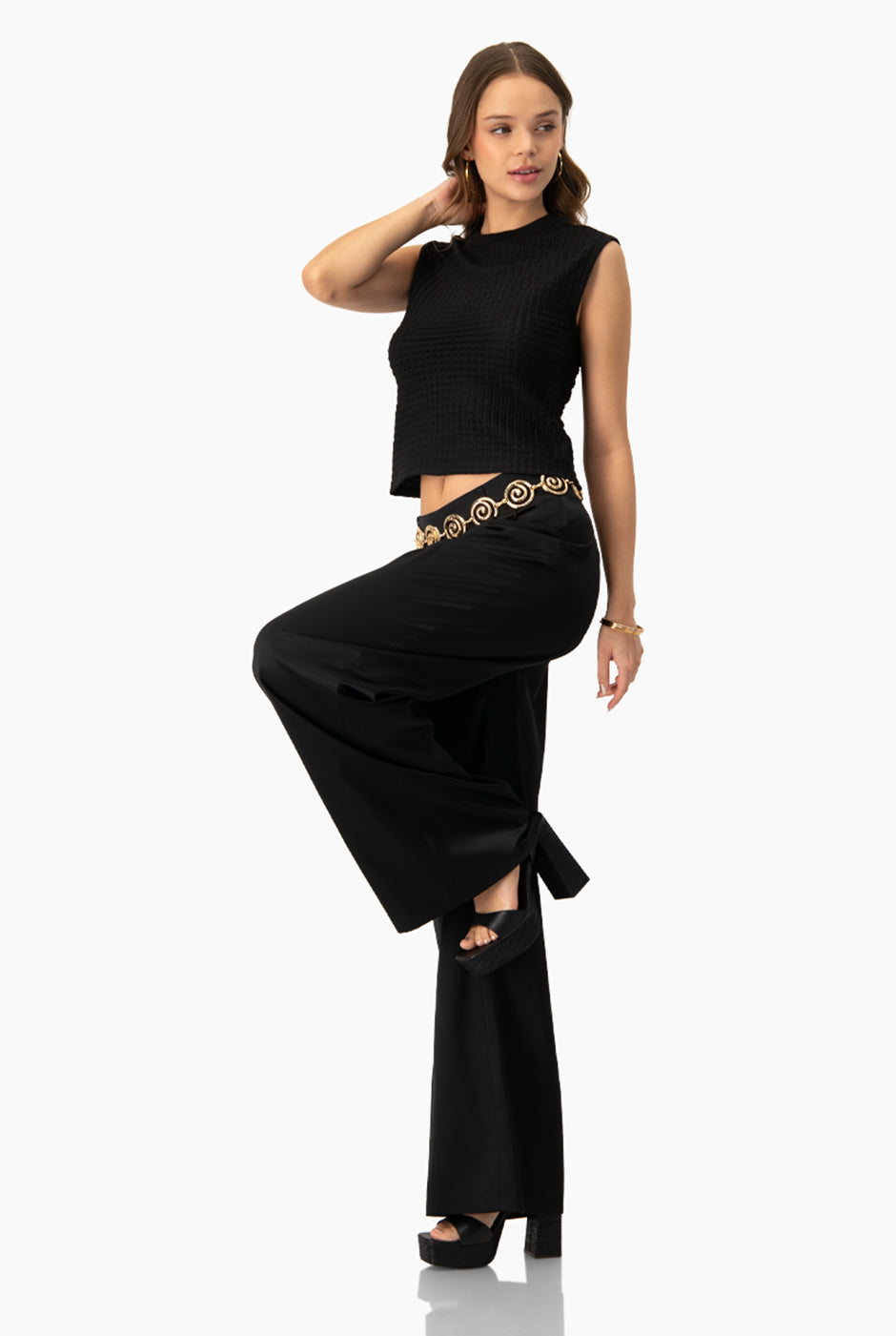 Pantalón negro de pierna ancha sin bolsillos