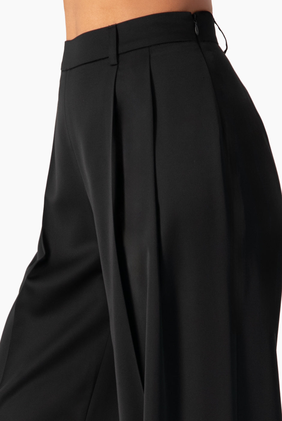 Pantalón negro de pierna ancha sin bolsillos