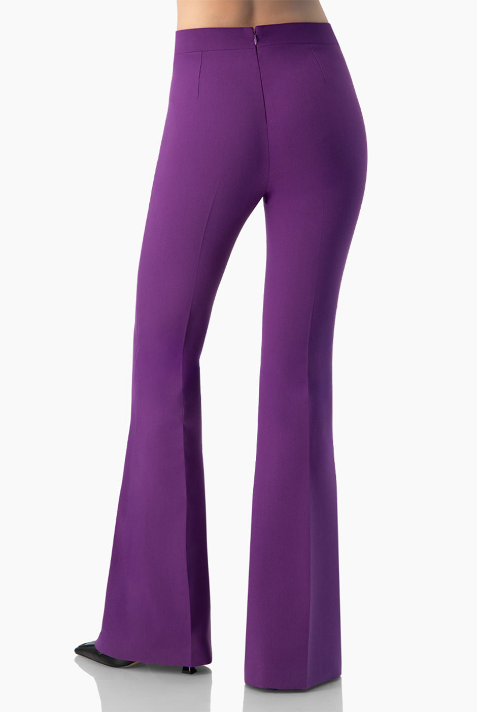 Pantalón acampanado morado sin bolsas y con pinzas traseras