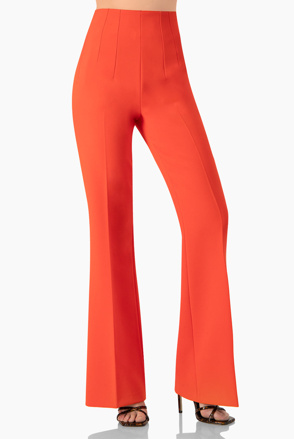 Pantalón acampanado naranja con bolsas y costuras visibles