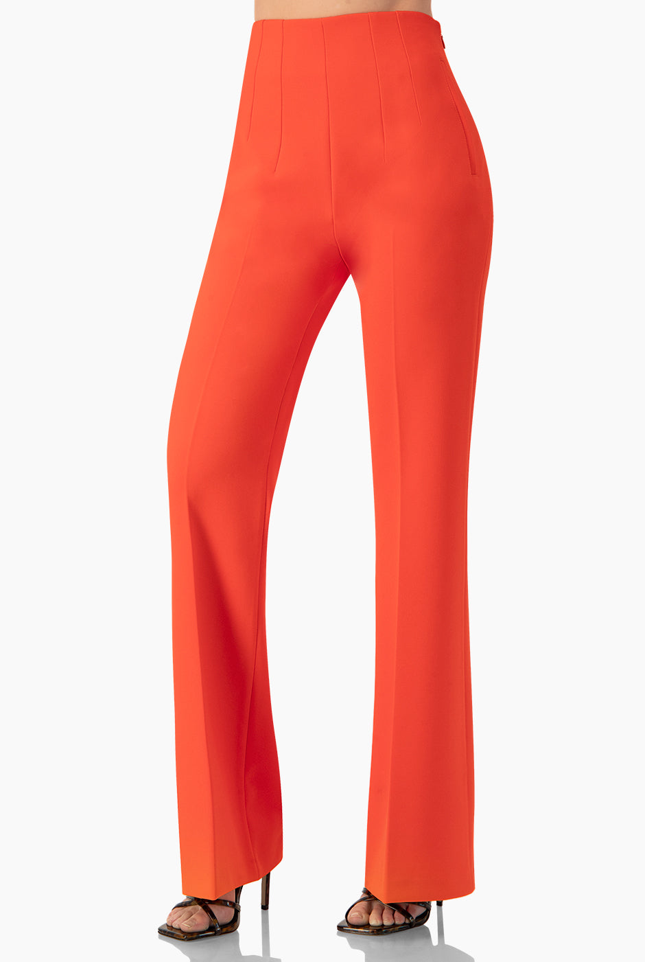 Pantalón acampanado naranja con bolsas y costuras visibles