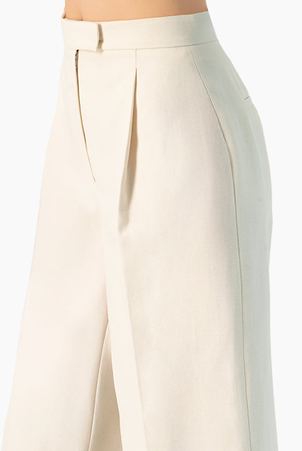 Pantalon recto en tono marfil