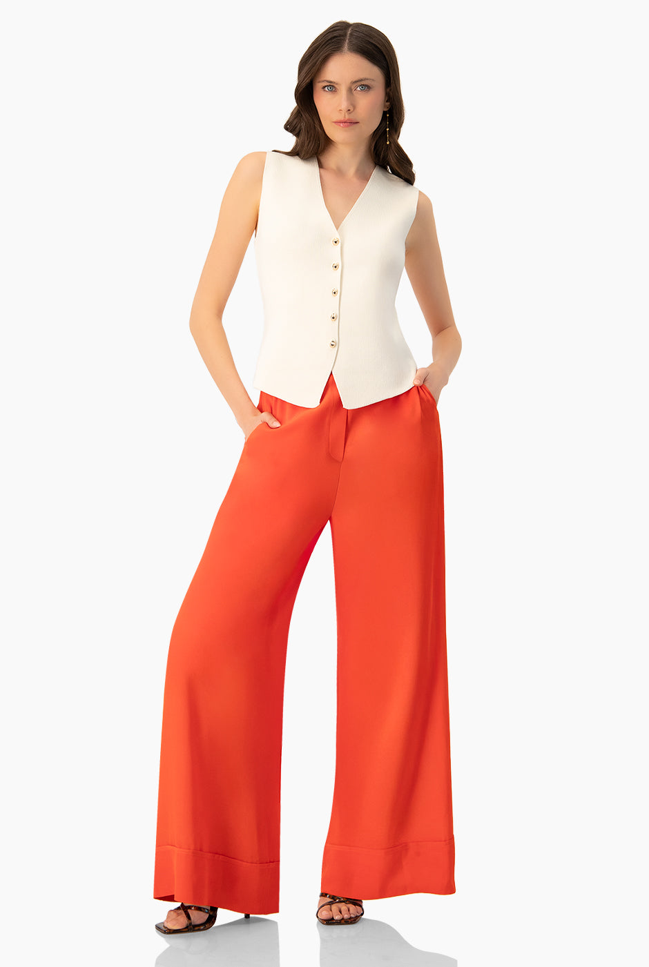 Pantalón naranja de pierna ancha con bolsillos laterales