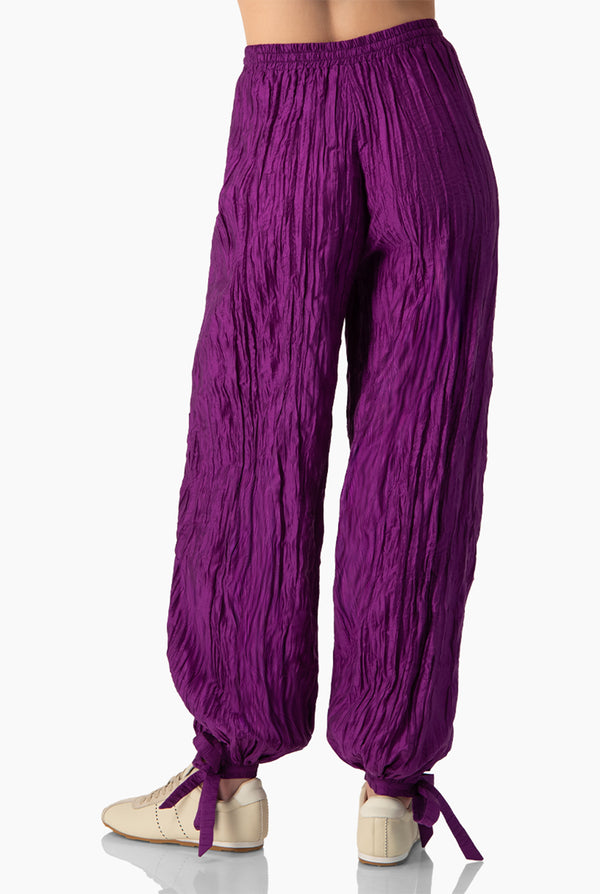 Pantalon morado con cintas