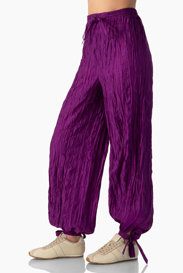 Pantalon morado con cintas