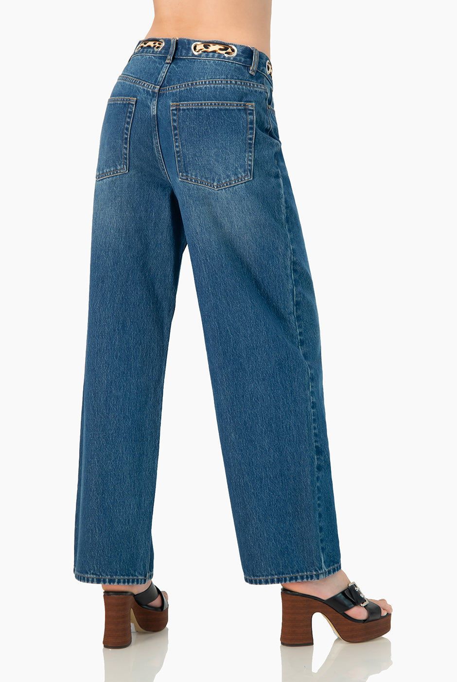 Jeans amplios azul con cinta animal print y bolsillos.