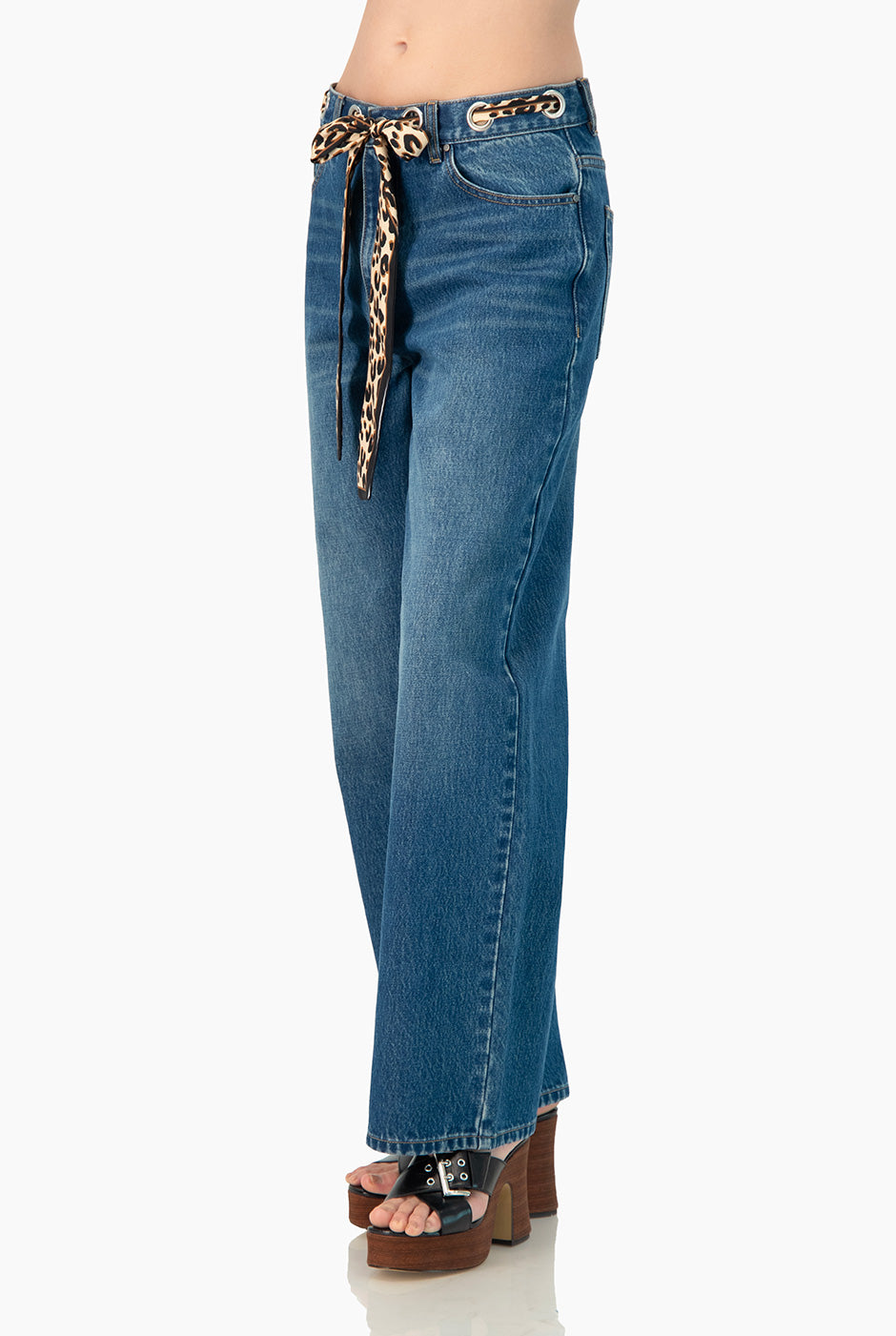 Jeans amplios azul con cinta animal print y bolsillos.