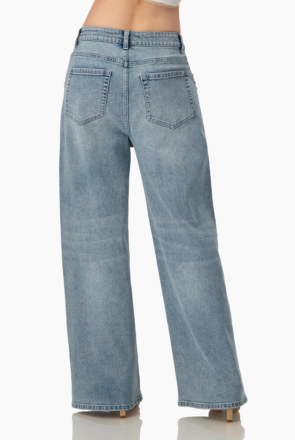 Jeans denim amplio azul claro con pedrería en el frontal
