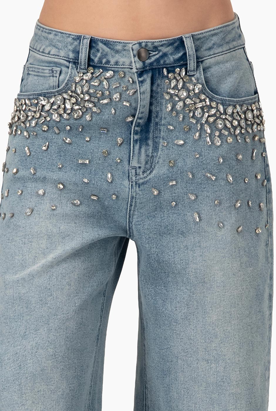 Jeans denim amplio azul claro con pedrería en el frontal