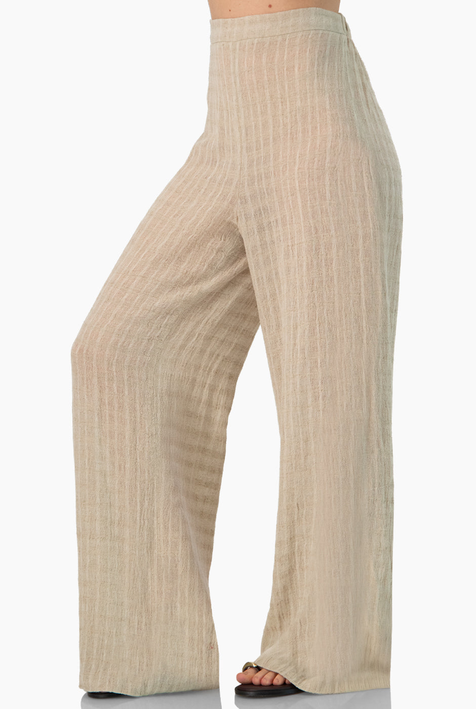 Pantalón recto marfil de pierna amplia sin bolsillos.