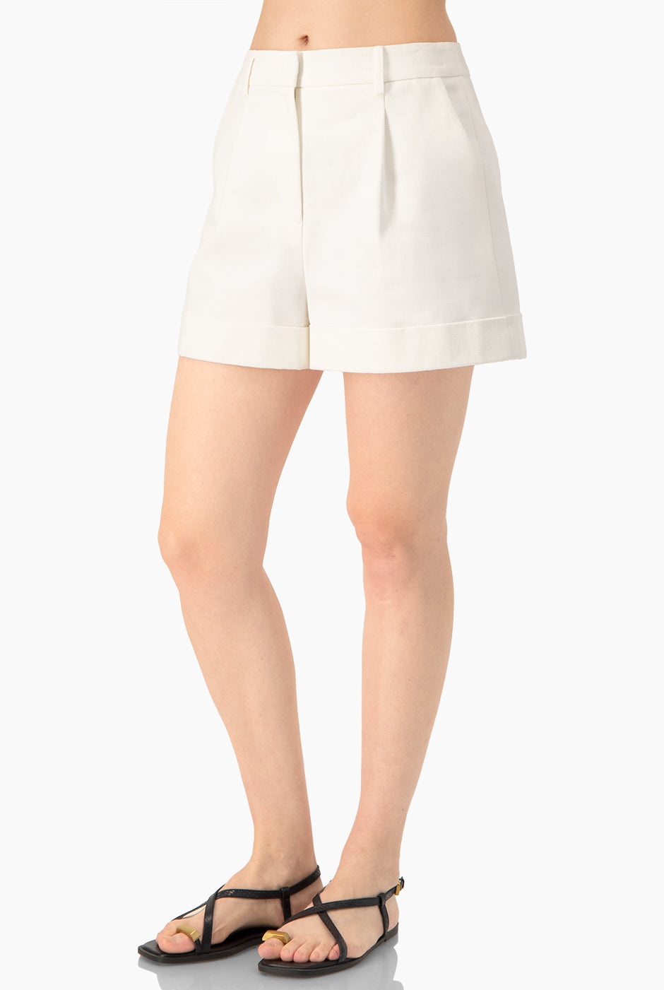 Short sastreado marfil con bolsillos y botón frontal
