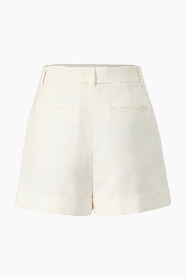 Short sastreado en tono marfil