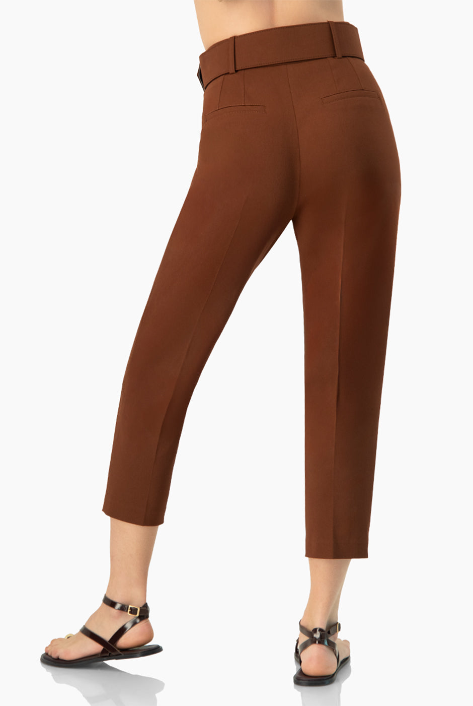 Pantalón recto café con cinturón ancho y bolsillos simulados