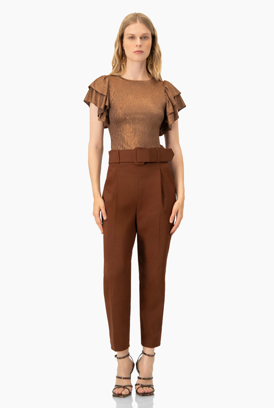 Pantalón recto café con cinturón ancho y bolsillos simulados