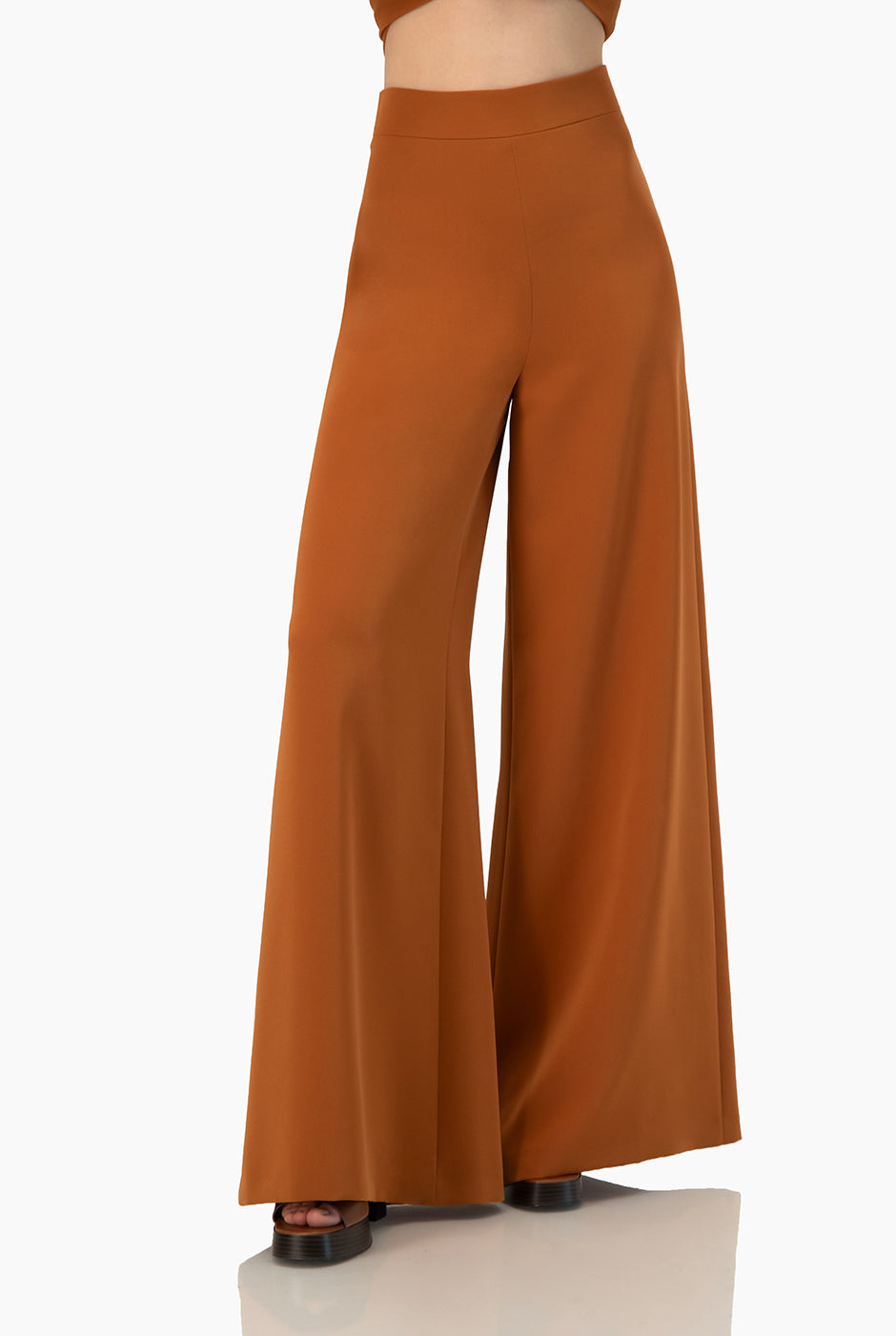 Pantalón café de pierna ancha sin bolsillos, elegante y suelto.